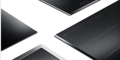 Mehrere schwarze Kochfelder vor weißem Hintergrund, Bosch-Logo. Mehrere schwarze Kochfelder vor weißem Hintergrund, Bosch-Logo.